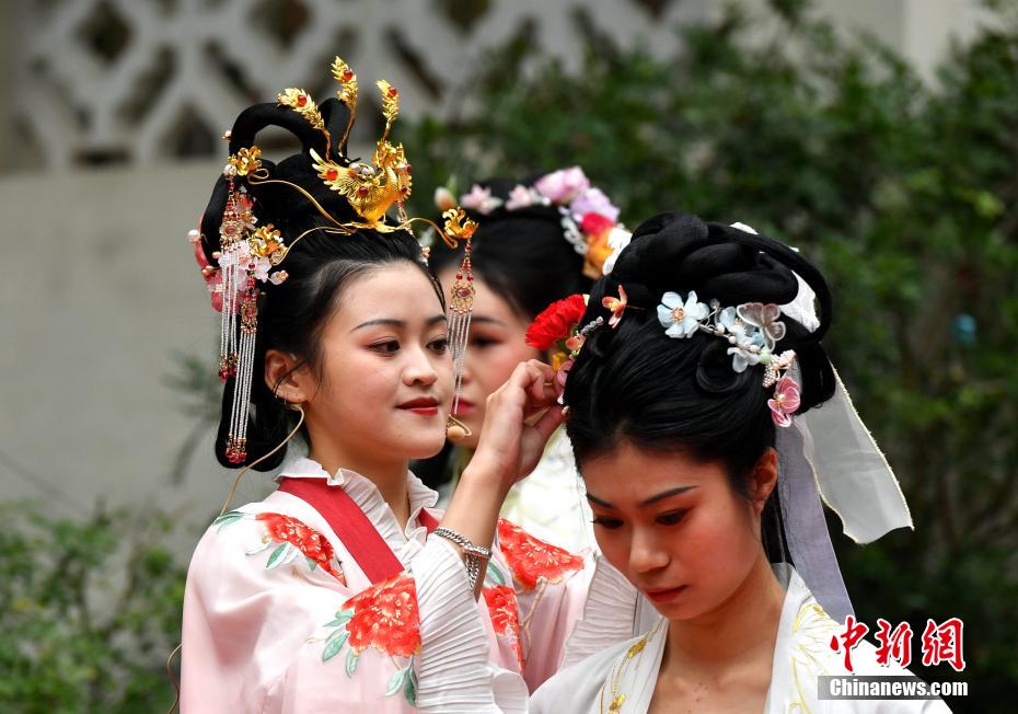 福州：漢服小姐姐祭花賞紅 演繹花朝節(jié)傳統(tǒng)習(xí)俗