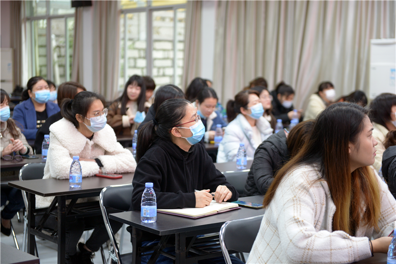 眼里有光、手捧鮮花，她們?cè)陂}侯竹岐這樣過節(jié)