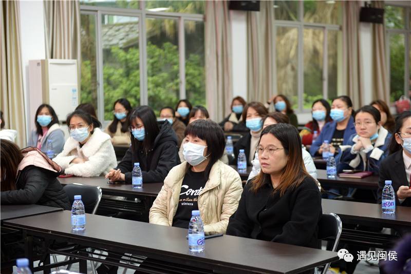 眼里有光、手捧鮮花，她們?cè)陂}侯竹岐這樣過節(jié)