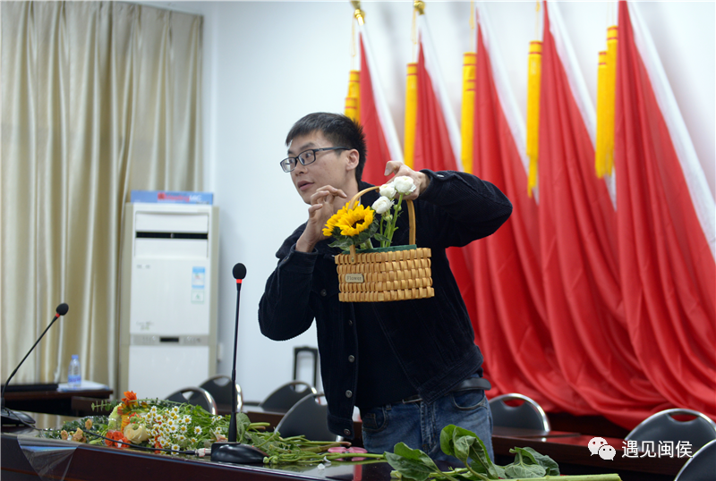 眼里有光、手捧鮮花，她們?cè)陂}侯竹岐這樣過節(jié)