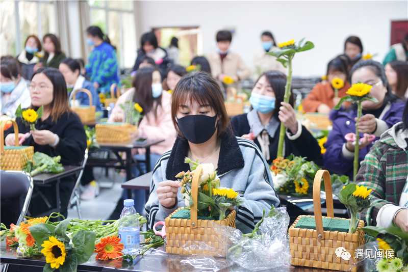 眼里有光、手捧鮮花，她們?cè)陂}侯竹岐這樣過節(jié)