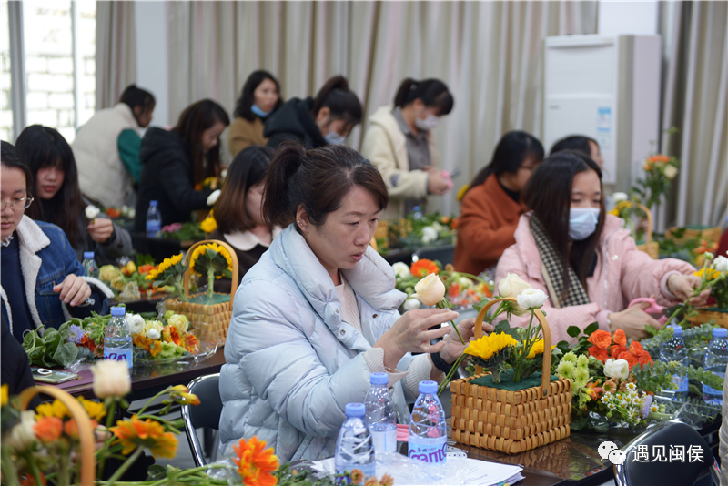 眼里有光、手捧鮮花，她們?cè)陂}侯竹岐這樣過節(jié)