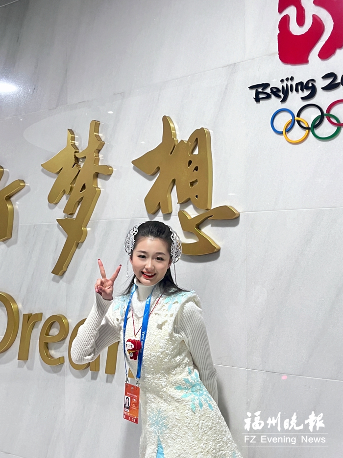 兩位福州姑娘高舉“雪花牌”驚艷世界