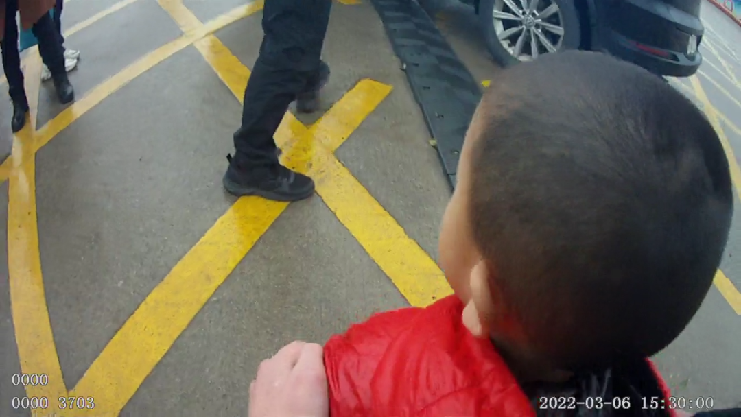 才2歲!福州一陌生男童拉著你“逛街”,是什么體驗? 才2歲!福州一陌生男童拉著你“逛街”,是什么體驗?