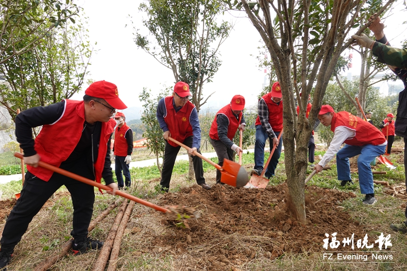市城管委系統(tǒng)植樹(shù)200棵 紅廟嶺“添綠”25畝