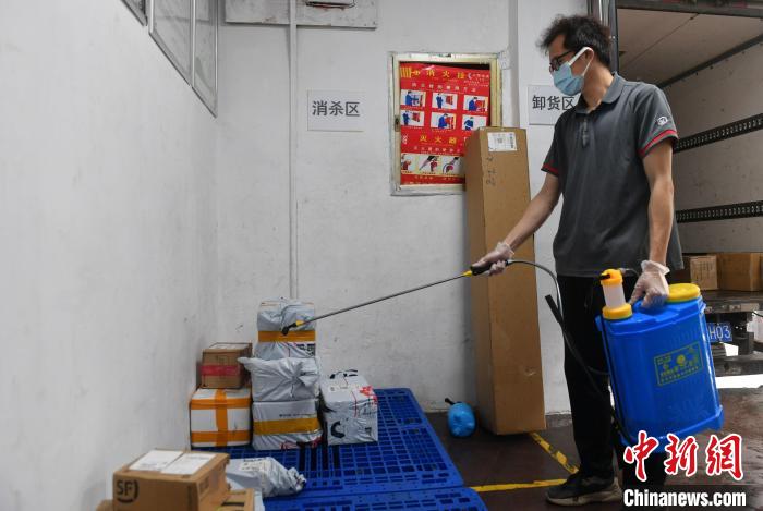 直擊快件消殺現場：消毒水“淋浴” 至少經歷6次消殺