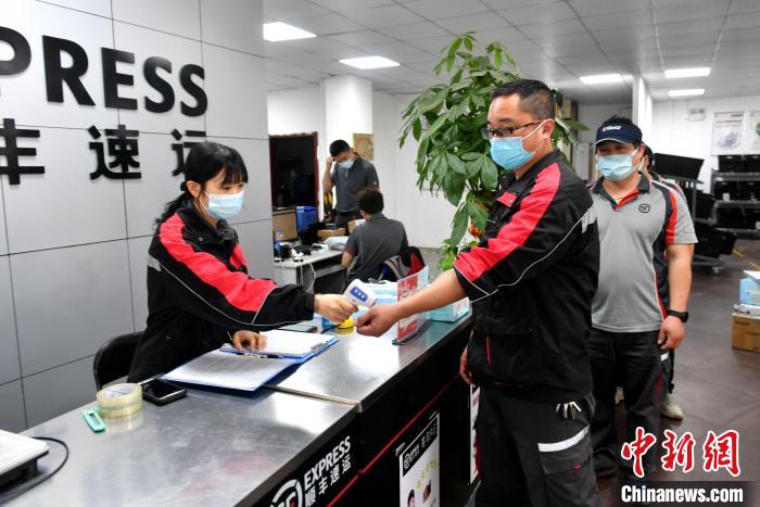 直擊快件消殺現場：消毒水“淋浴” 至少經歷6次消殺