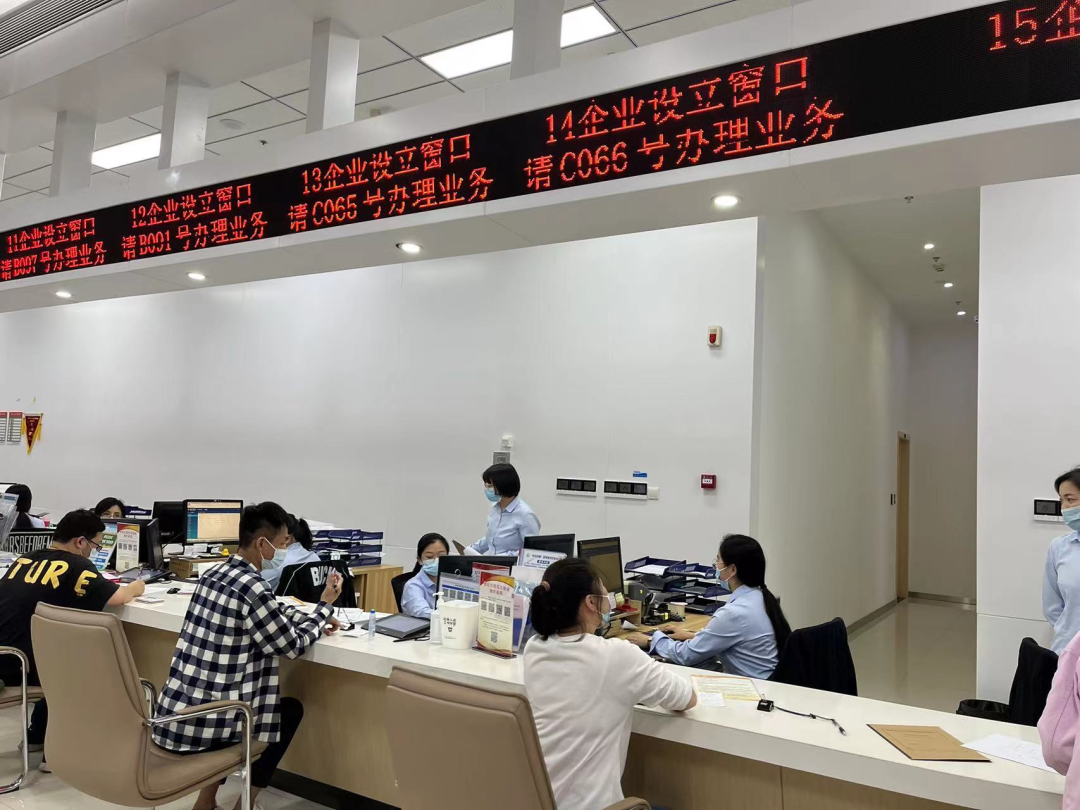 臺江辦理全市首張個體工商戶經營權變更登記營業執照 臺江辦理全市首張個體工商戶經營權變更登記營業執照